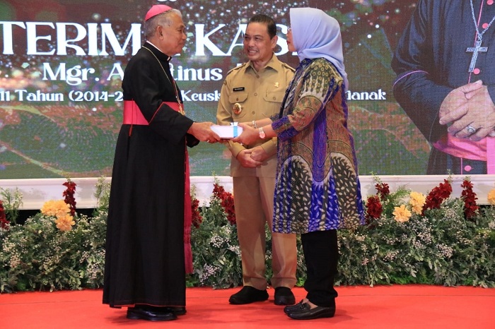 HADIR: Gubernur Kalimantan Barat, Ria Norsan, didampingi Ketua Tim Penggerak PKK Provinsi Kalimantan Barat, Erlina Norsan, menghadiri acara Penyambutan Mgr. Samuel Oton Sidin, OFMCap., sebagai Adminis