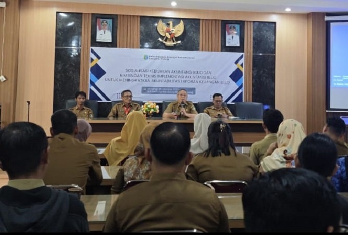 Plt. Kepala BPKAD Sintang, Harysinto Linoh, memberikan arahan kepada peserta sosialisasi mapping akun BLUD di Aula BPKAD Sintang.