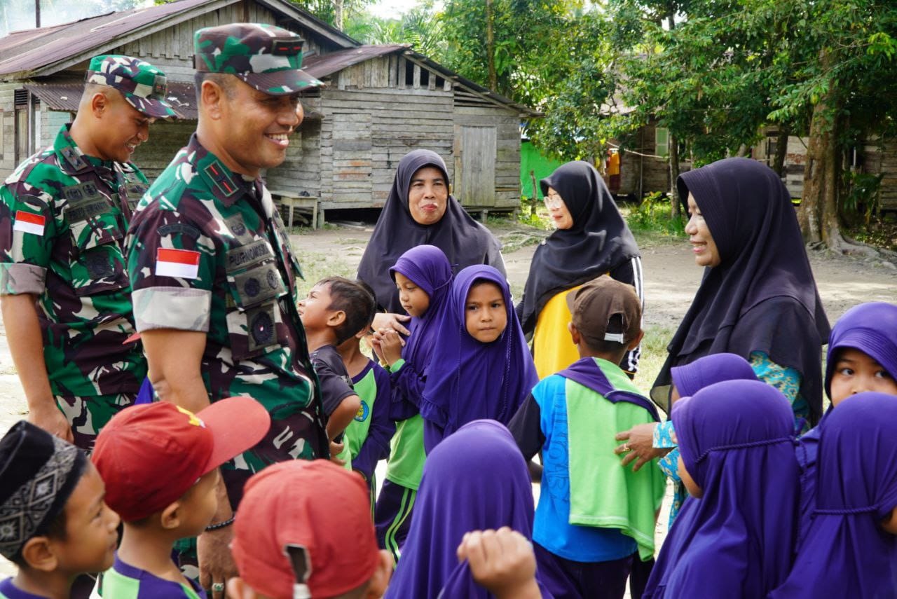 Danrem saat bertemu dengan pelajar SD saat meninjau lokasi TMMD.
