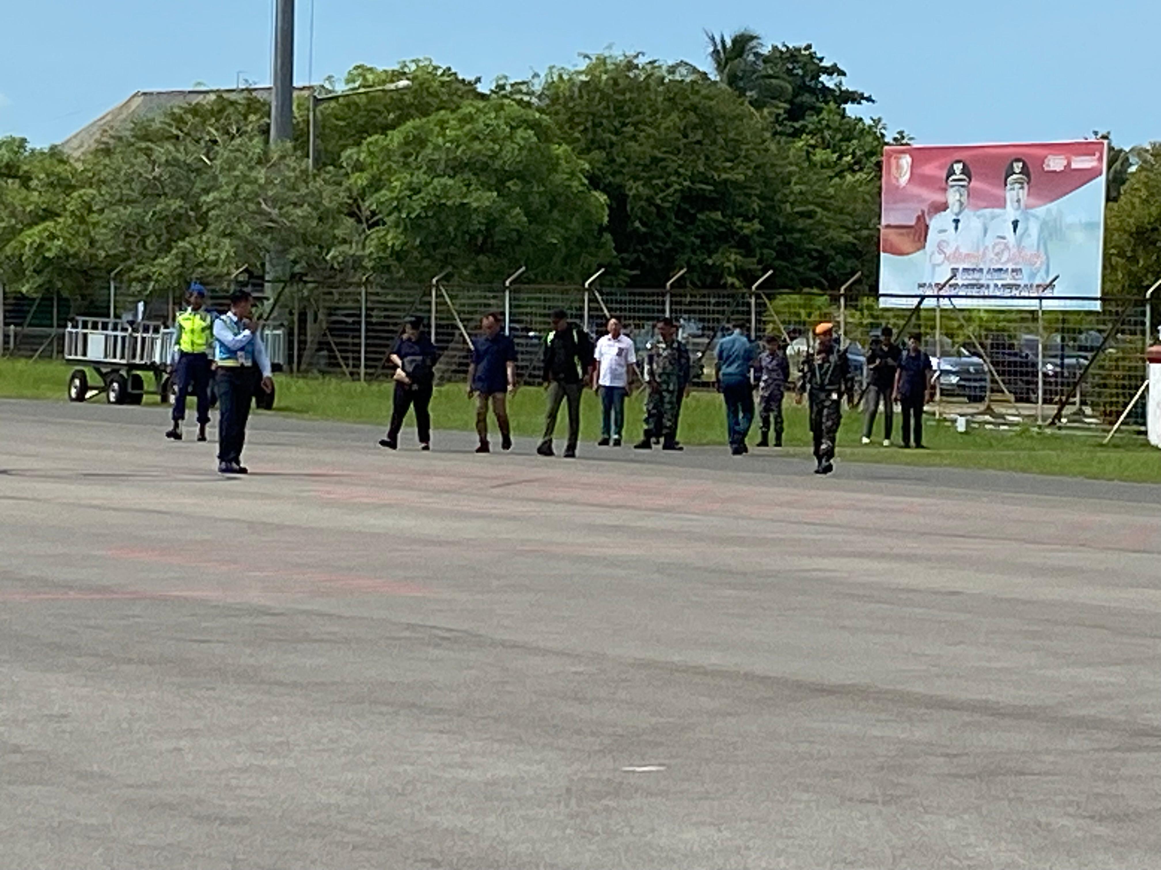 Personel Satgas Korpasgat Merauke mengawal keberangkatan rombongan pejabat Kemendagri dan BPIP di Bandara Mopah Merauke.