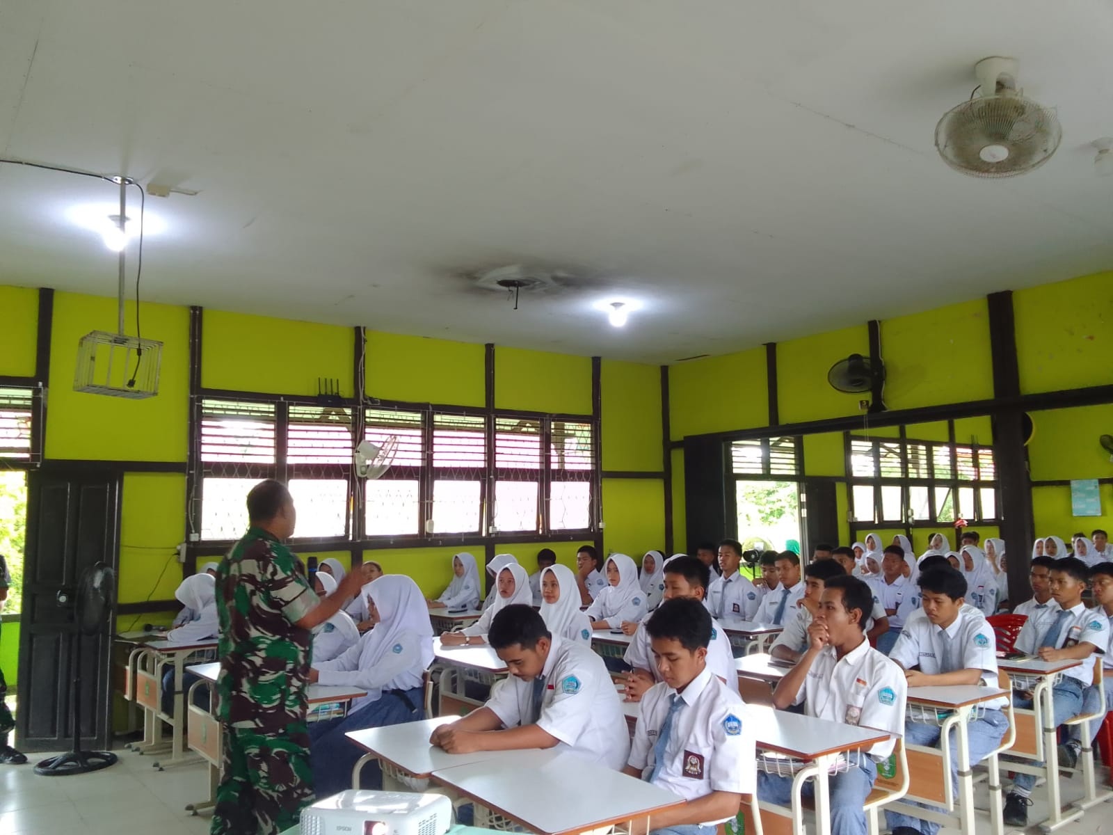 Satgas TMMD saat menyampaikan penyuluhan wasbang kepada pelajar.