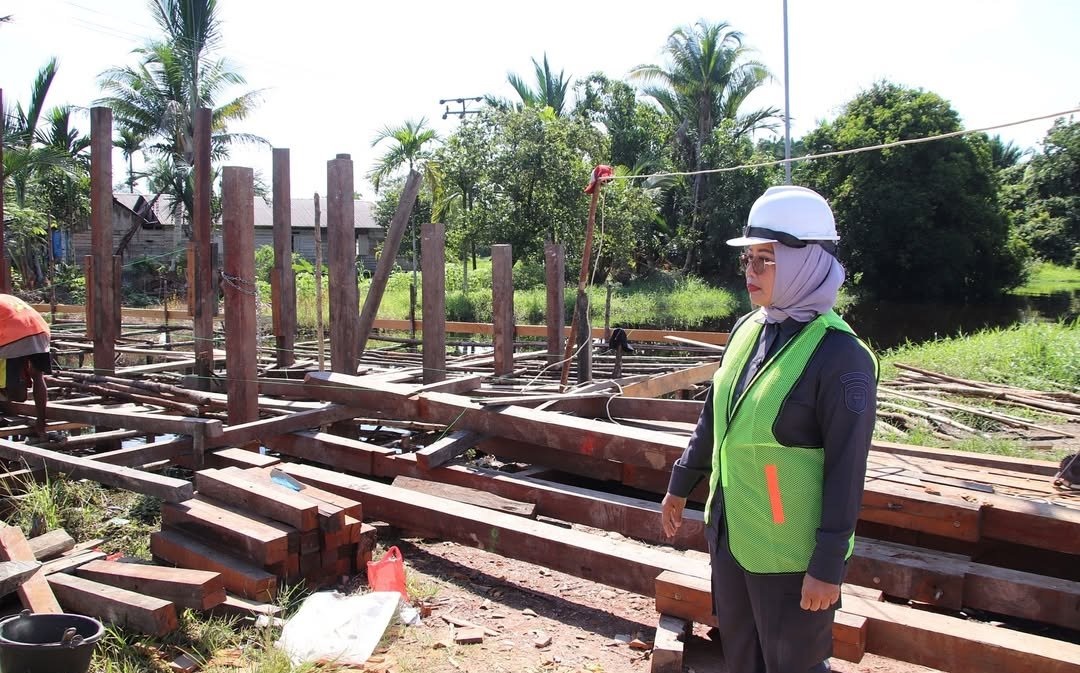 BANGUN: Bupati Erlina saat meninjau lokasi pembangunan jembatan di Segedong
