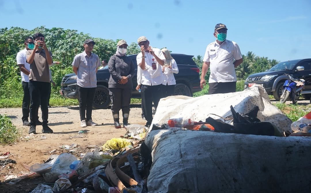 TINJAU: Bupati Erlina saat meninjau TPA di Desa Sungai Bakau Besar Laut