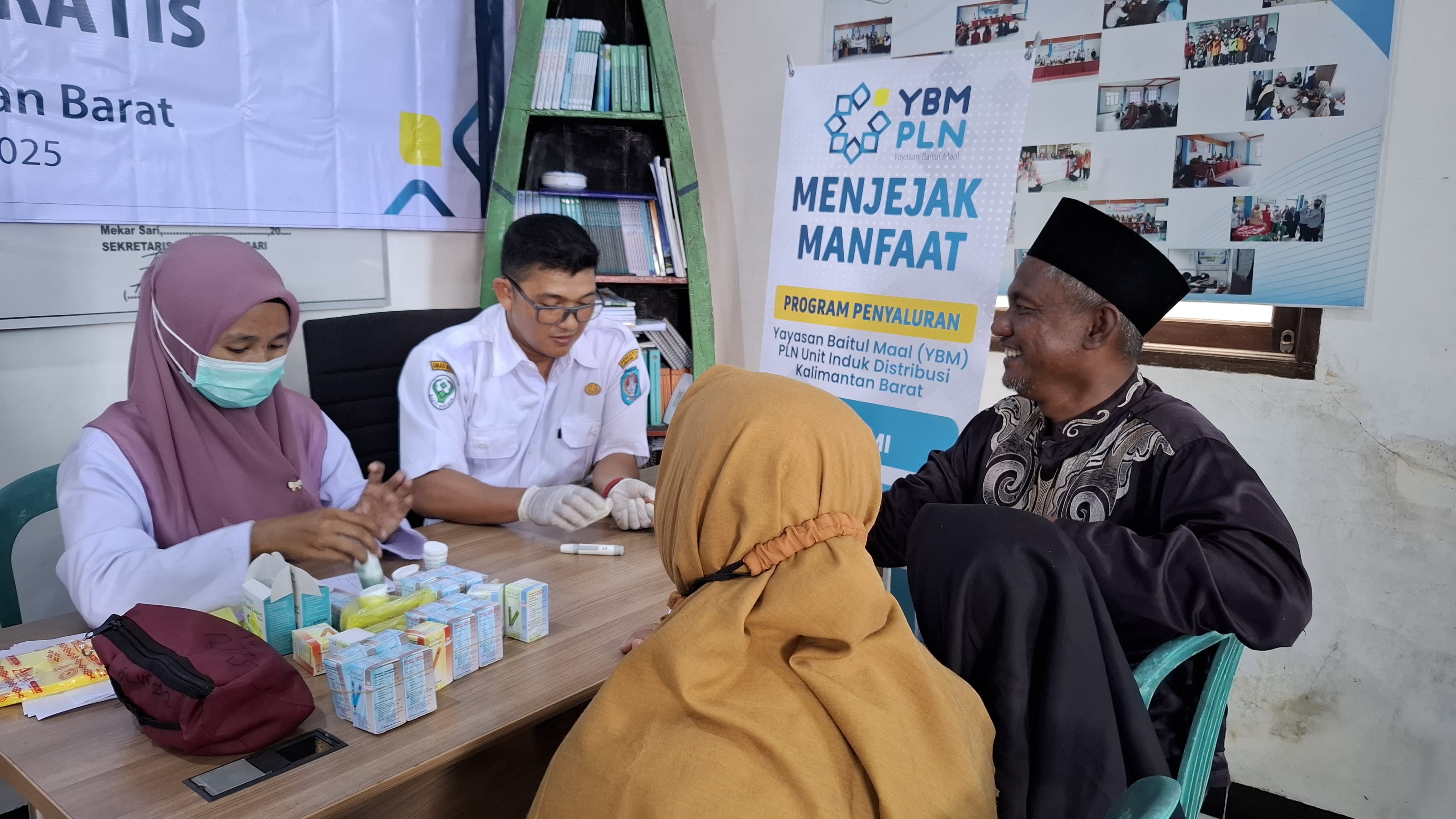 Masyarakat Desa Mekar Sari tampak antusias mengikuti pemeriksaan kesehatan dan pengobatan gratis, yang diselenggarakan oleh YBM PLN UID Kalimantan Barat.