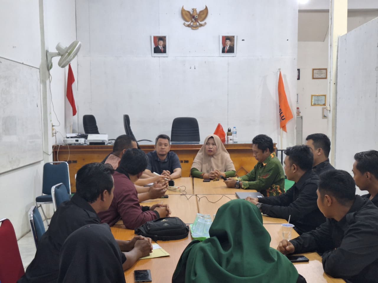 Bawaslu Sambas saat terima kunjungan dari BPD Berlimang Kecamatan Teluk Keramat.