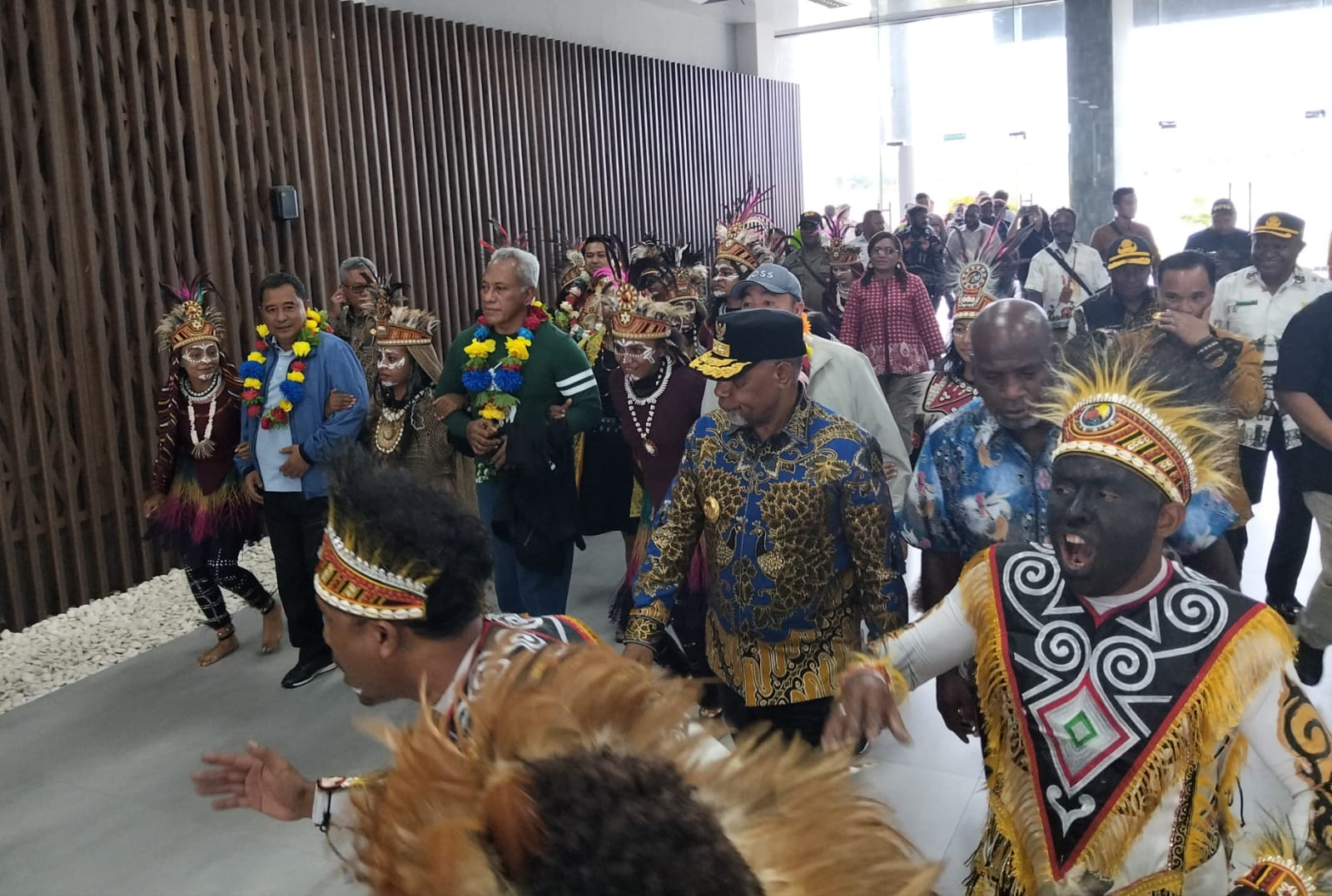 Rombongan Dirjen Kemendagri disambut tarian adat Papua Tengah saat tiba di Bandara Douw Aturure, Nabire, dalam rangka kunjungan kerja percepatan pembangunan provinsi baru.