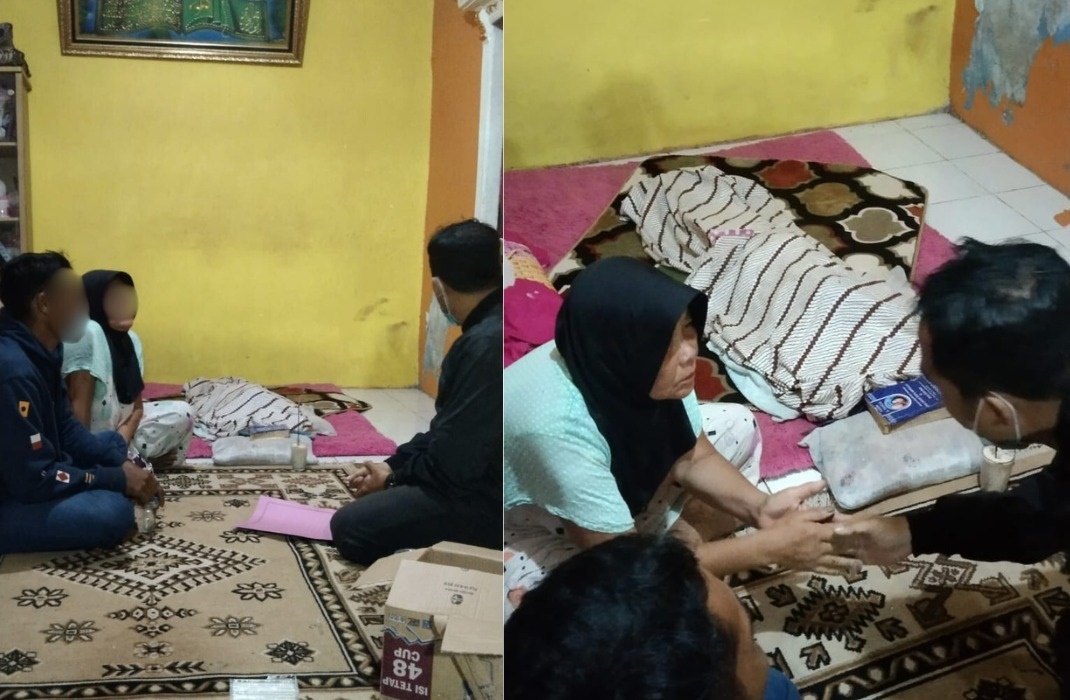 SAMBANGI: Petugas Polsek Sungai Kakap saat melayat ke kediaman balita MK yang ditemukan tenggelam di parit depan rumahnya di Dusun Beringin, Desa Sungai Rengas, Rabu malam (29/10).