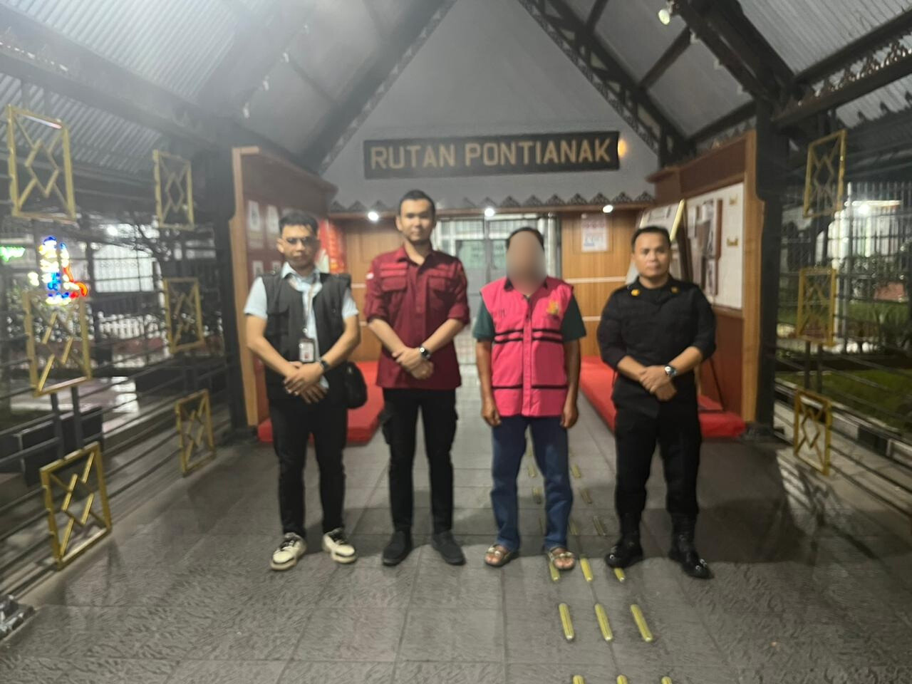KORUPSI : Kejaksaan Negeri Landak saat mengamankan mantan Kepala Desa Merayuh periode 2016&ndash;2021, sebagai tersangka dalam perkara dugaan tindak pidana korupsi.