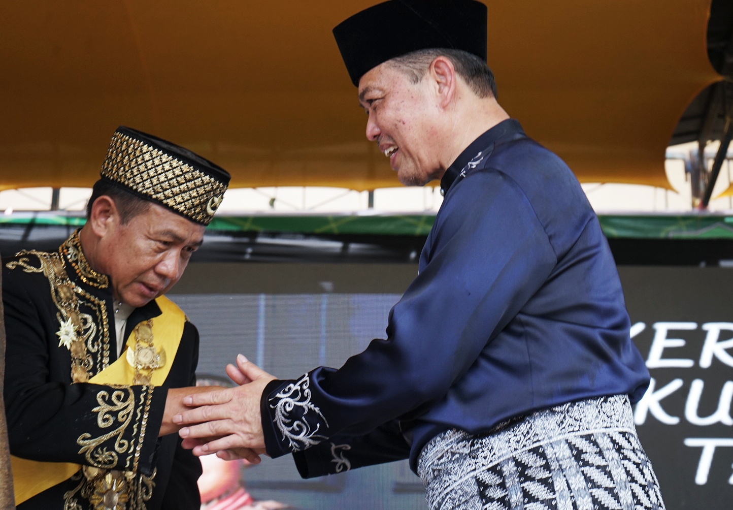 BERSALAMAN : Raja Tayan Gusti Yusri (kiri) sedang bersalaman dengan Gubernur Kalimantan Barat Ria Norsan usai pembukaan Festival Budaya Tayan 2025.