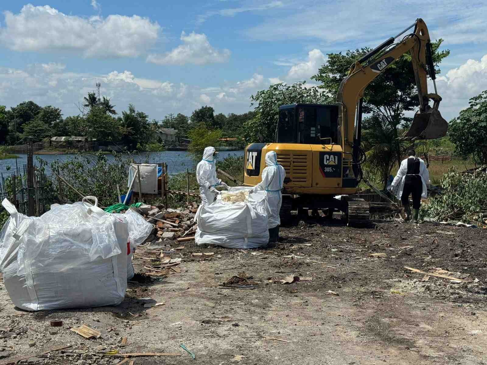 DEKONTAMINASI: Petugas membersihkan sisa-sisa radiasi Cessium-137 di Kawasan Industri Modern Cikande, Serang, Banten, kemarin.