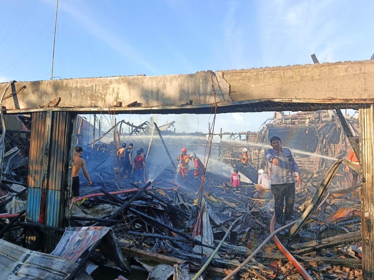 Kebakaran menghanguskan toko sembako di Punggur Kapuas Kubu Raya, Kamis (30/10).