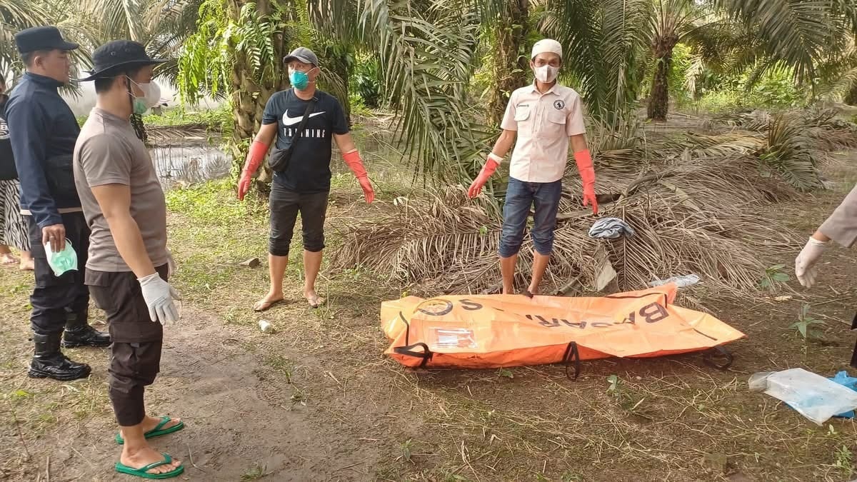 EVAKUASI : Petugas mengevakuasi jenazah seorang pria dari sebuah bangunan budidaya sarang burung walet di Desa Seriam, Kendawangan, Selasa (28/10) sore.