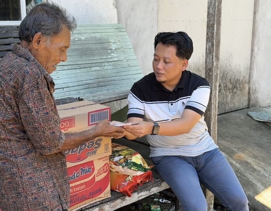 BANTUAN : Ketua AJK, Theo Bernadhi, menyerahkan bantuan kepada pemilik rumah yang terbakar beberapa hari lalu.