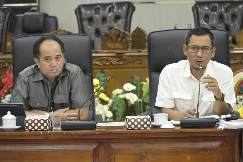BAHAS PAD : Ketua DPRD Ketapang, Achmad Sholeh, memimpin rapat membahas PAD 2026, Rabu (29/10).