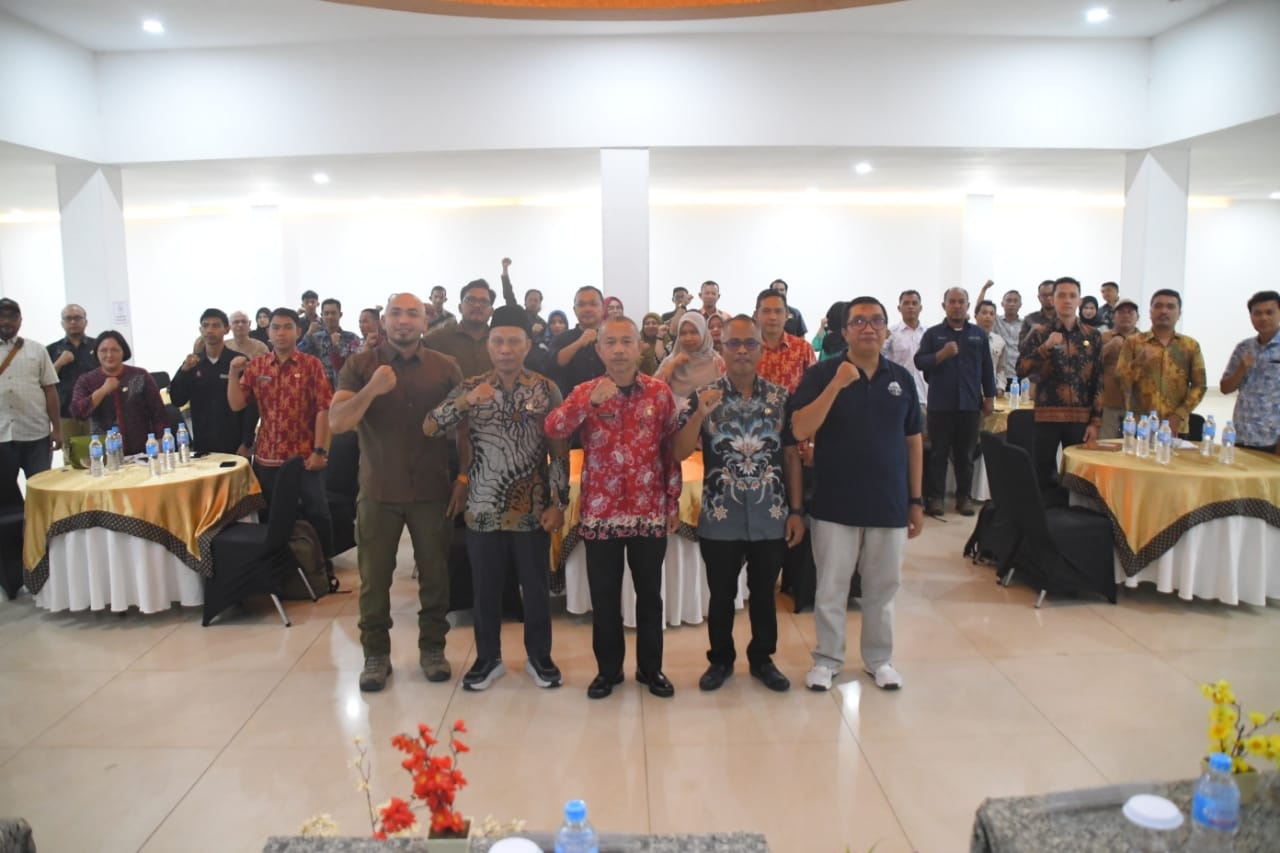 MEETING: Kegiatan Kick Off Meeting penyusunan peta ini dibuka oleh Asisten II Setda Kabupaten Kayong Utara, Gunawan, yang mewakili Bupati Kayong Utara dan turut dihadiri Kepala OPD.