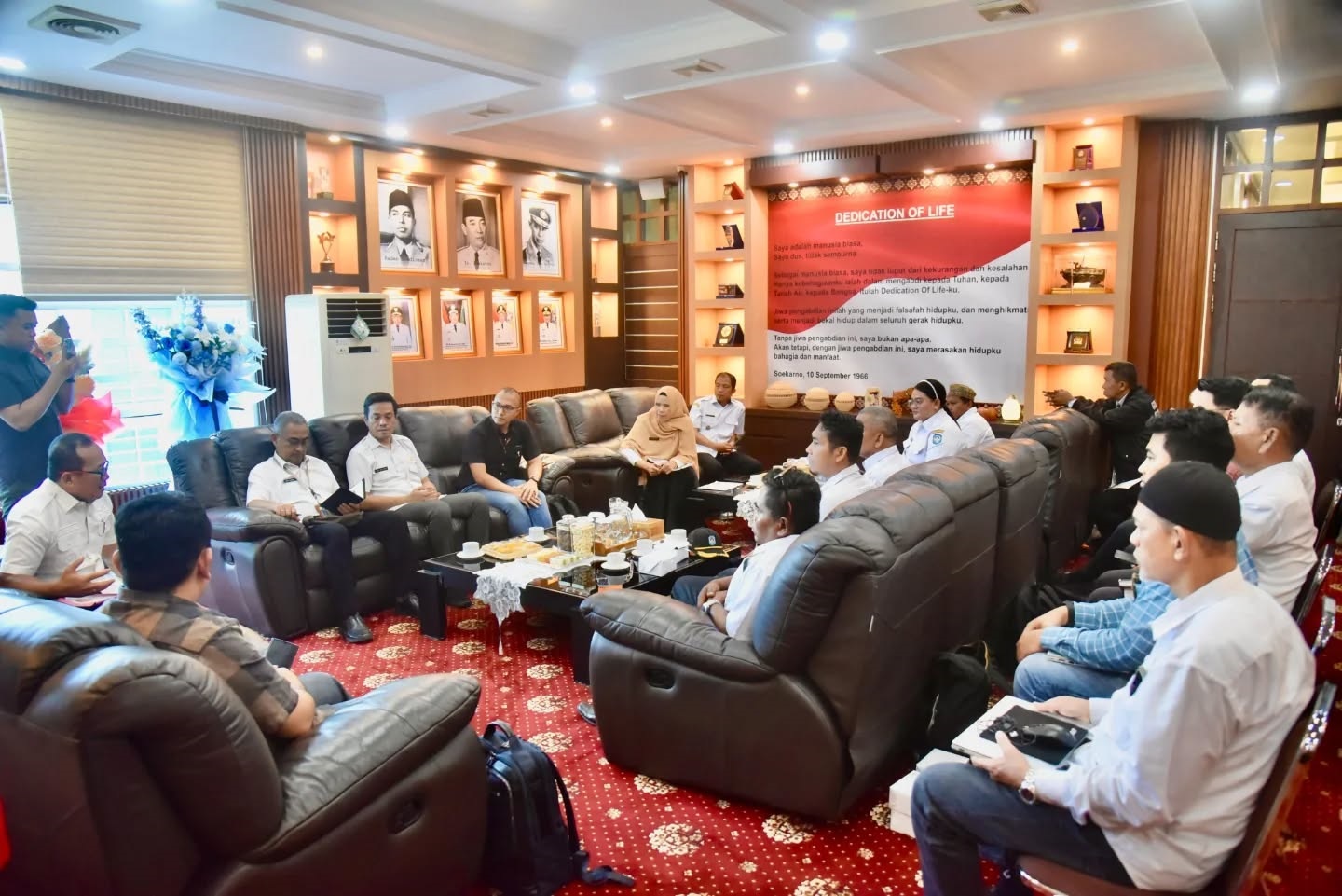 KOORDINASI: Bupati Kubu Raya Sujiwo memimpin rapat koordinasi bersama PLN membahas percepatan elektrifikasi desa di Kecamatan Terentang dan Sungai Ambawang, Rabu (29/10).