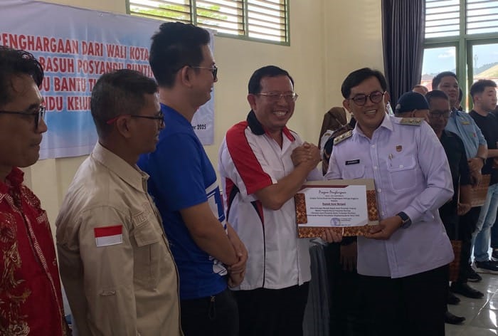 PENGHARGAAN: Wakil Wali Kota Singkawang Muhamaddin menyerahkan piagam penghargaan kepada para Bapak Asuh Posyandu di Kelurahan Pasiran, Kamis (30/10), atas kontribusi mereka menurunkan angka stunting