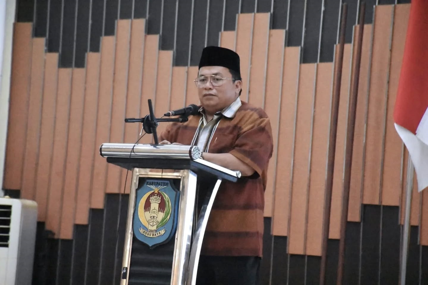SAMBUTAN: Wakil Bupati Kubu Raya Sukiryanto memberikan sambutan dalam pelantikan Pengurus HMI dan Korps HMI-Wati Cabang Kubu Raya di Aula Praja Utama, Rabu malam (29/10).
