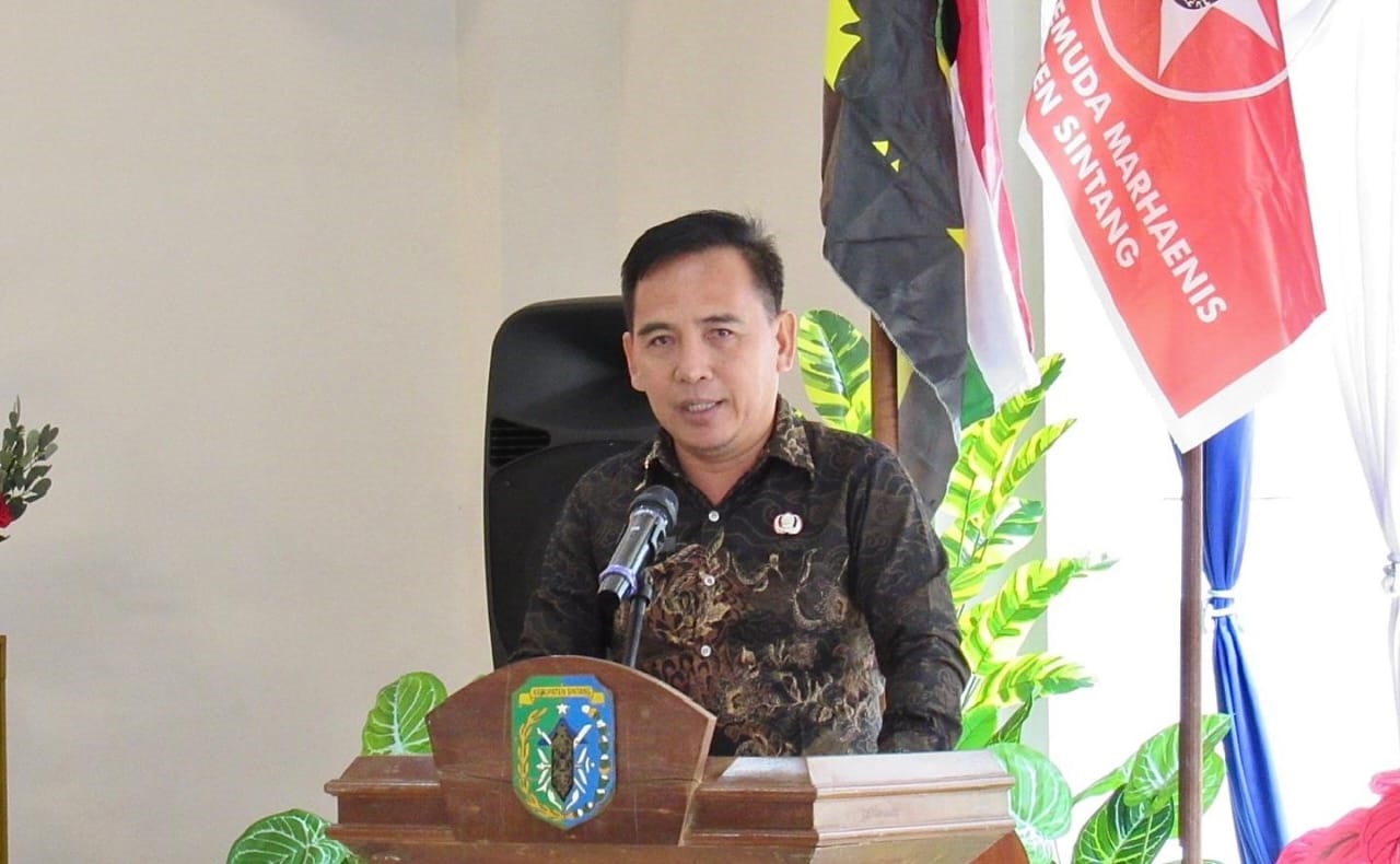 SEMINAR: Asisten I Setda Sintang, Herkolanus Roni, membuka Seminar Hukum untuk memperkuat kesadaran hukum masyarakat adat, Pendopo Wakil Bupati Sintang.
