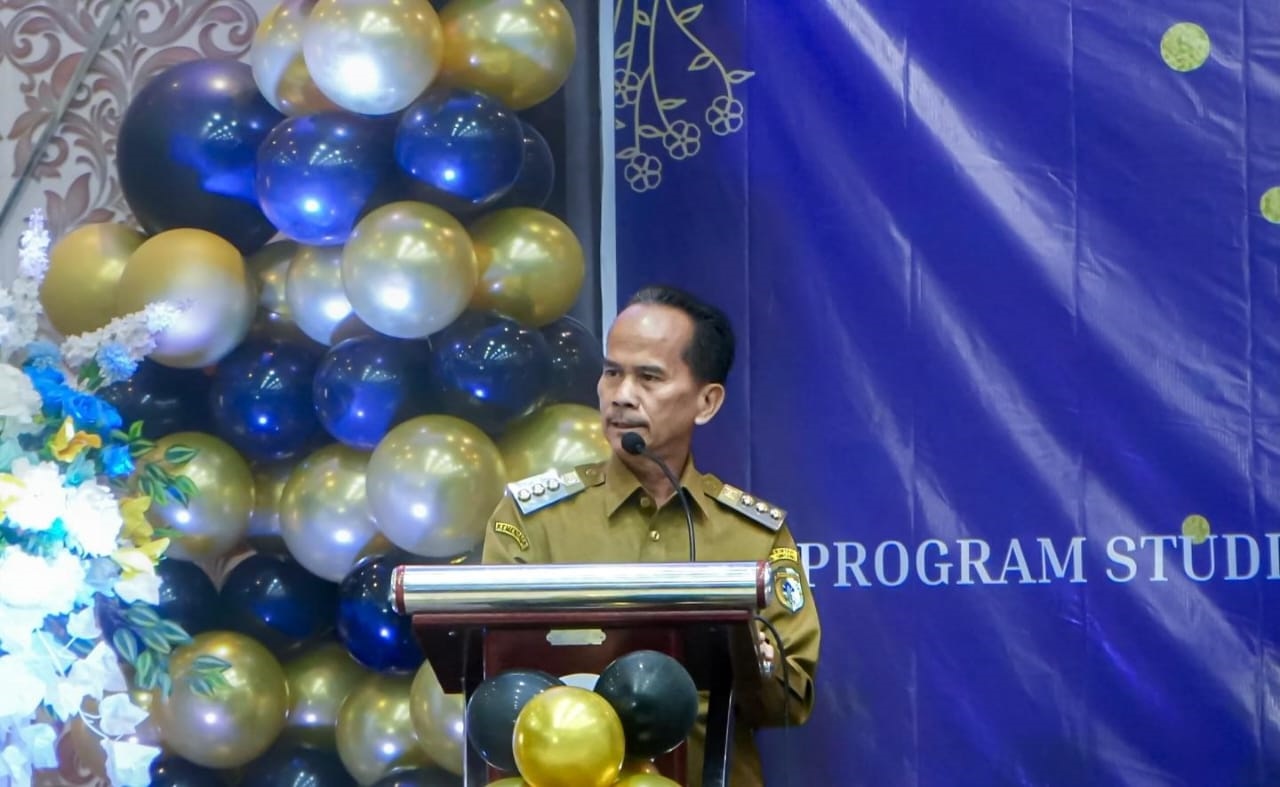 SAMBUTAN: Bupati Sintang Gregorius Gregorius Herkulanus Bala memberikan sambutan penuh motivasi kepada para wisudawan FISIP Universitas Kapuas Sintang, Kamis (30/10).