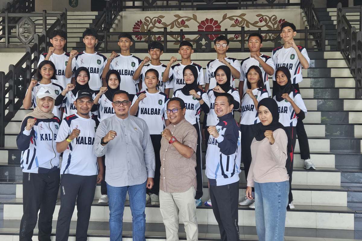 Atlet dan pelatih Taekwondo Kalbar berfoto sebelum berangkat dan tampil di Popnas Jakarta di Gedung DPRD Kalbar, Jumat (31/10) pagi.