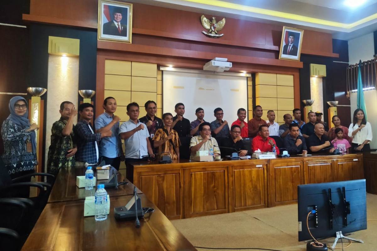 Komisi II DPRD Kalbar, Disbunnak Kalbar dan Forum Perwakilan Masyarakat Pemilik Eks lahan PT IGP Kabupaten Landak, saat pertemuan di Gedung DPRD Kalbar, Jumat (31/10).