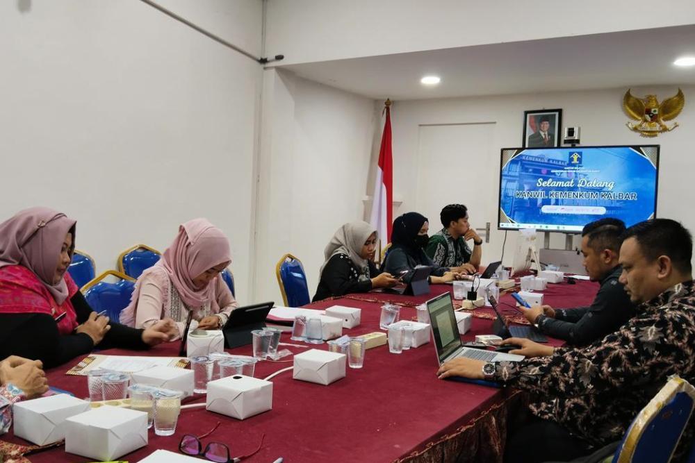 Kanwil Kemenkum Kalbar menggelar rapat harmonisasi Raperwa Singkawang pada Kamis (30/10).