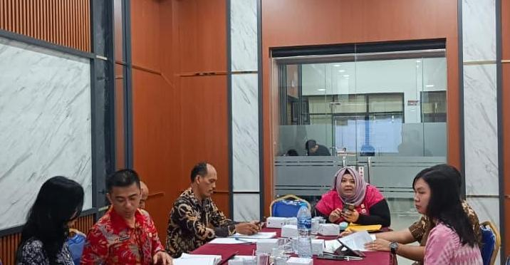 Kanwil Kemenkum Kalbar menggelar rapat harmonisasi Raperbup Sintang pada Kamis (30/10).