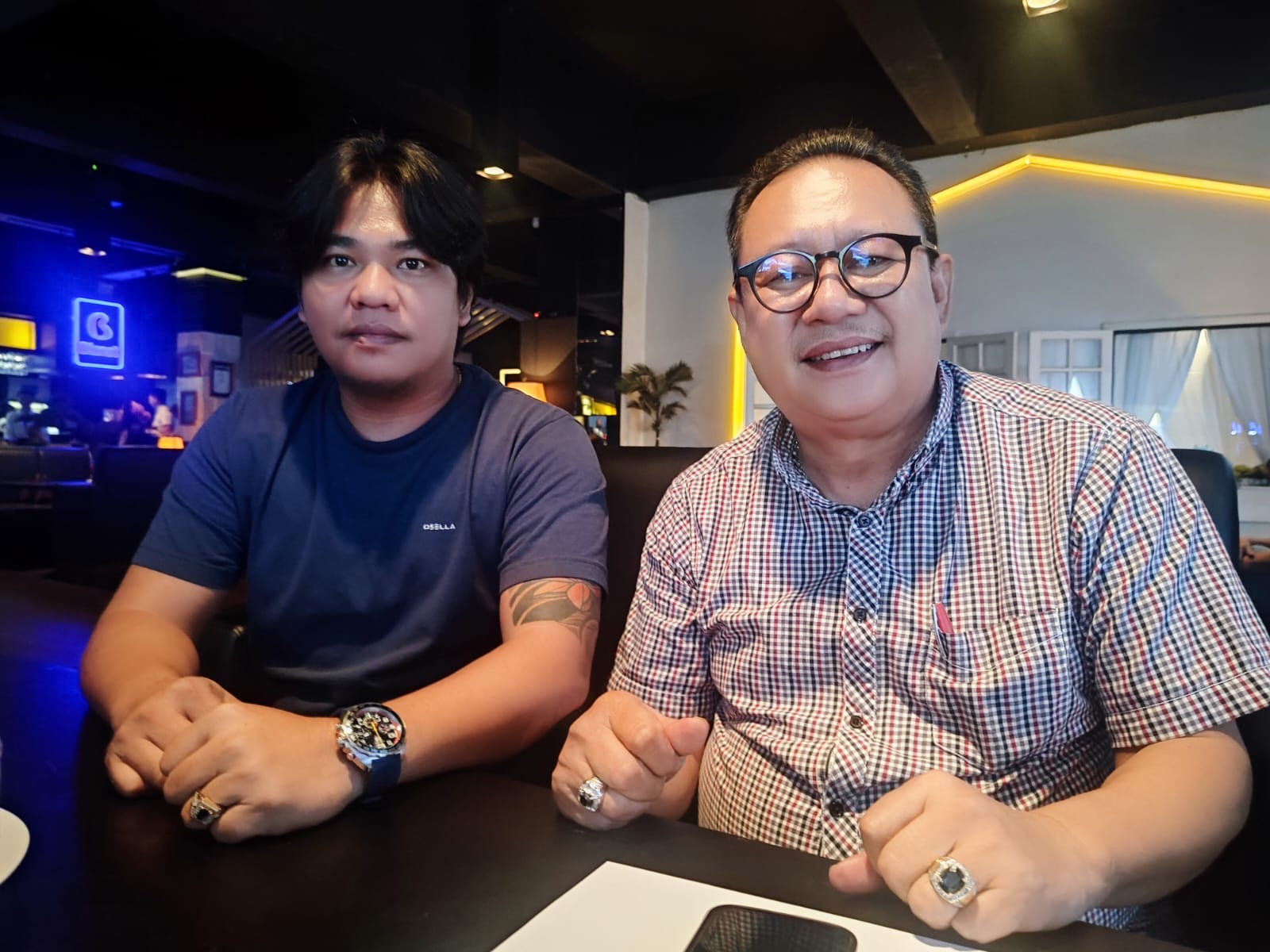 Kuasa hukum PT MIA (Maximus Indo Asia), Martinus Sudarno, SH, bersama kliennya Kacab PT. MIA, Firma Roganda Adisah saat melakukan jumpa pers, Jumat(31/10) di Kota Pontianak.
