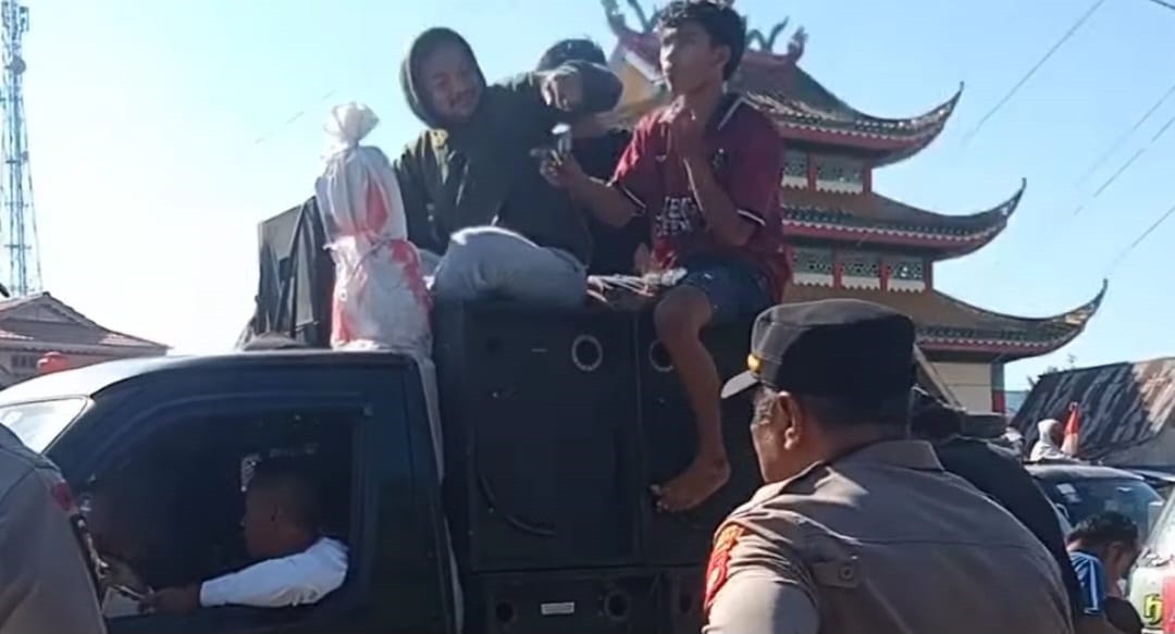 DEMO: Masyarakat Desa Pelimpaan, Kecamatan Jawai, melakukan demo, Kamis (30/11), di Kantor Bupati. Mereka menuntut kepala desa di wilayahnya dinonaktifkan.