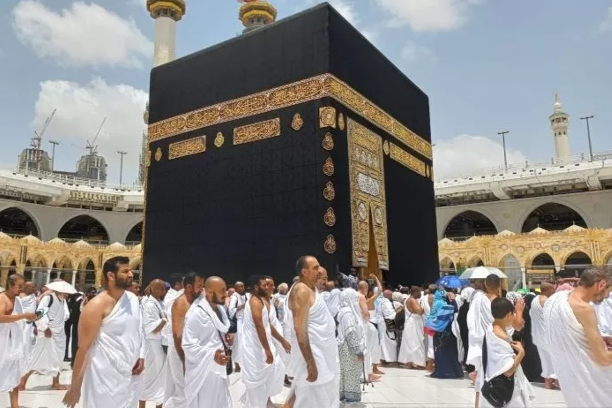 Ilustrasi jamaah haji memenuhi area Masjidil Haram saat melaksanakan ibadah tawaf di sekitar Kabah. 