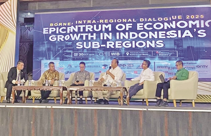 MATERI: Bupati Ketapang, Alexander Wilyo, menyampaikan materi dalam acara Borneo Intra Regional Dialogue 2025 di Pendopo Gubernur Kalbar di Pontianak, Kamis (30/10).