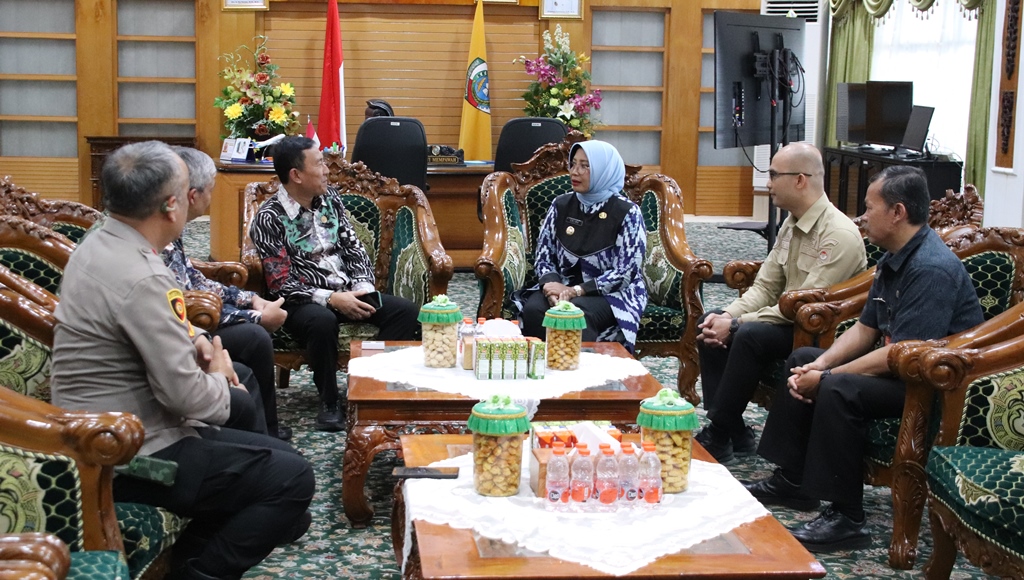 AUDIENSI: Bupati Erlina saat menerima audiensi Direktur IPDN Kalbar.