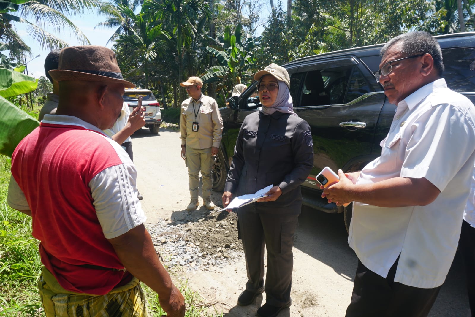 PANTAU: Bupati Mempawah bersama Kadis PU memantau jalan di Desa Rasau.
