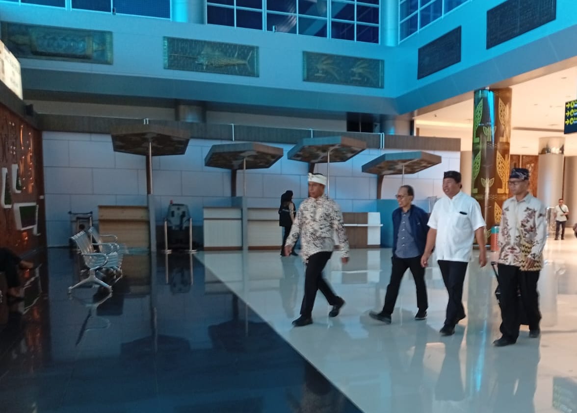 Kunjungan Dirjen Bimbingan Masyarakat Hindu, Prof. Dr. I Nengah Duija, di Bandara Mozes Kilangin Timika, didampingi oleh pejabat setempat.