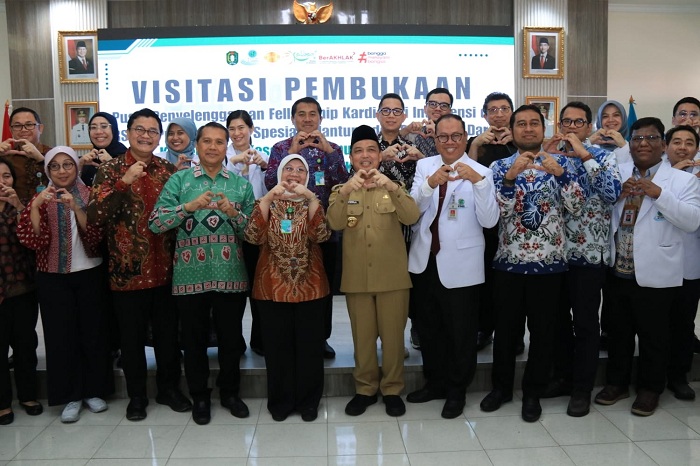 DIABADIKAN: Gubernur Kalbar, Ria Norsan, bersama Dirjen SDM Kesehatan Kemenkes RI, Yuli Farianti, serta manajemen RSUD dr. Soedarso berfoto bersama, Selasa (28/10).