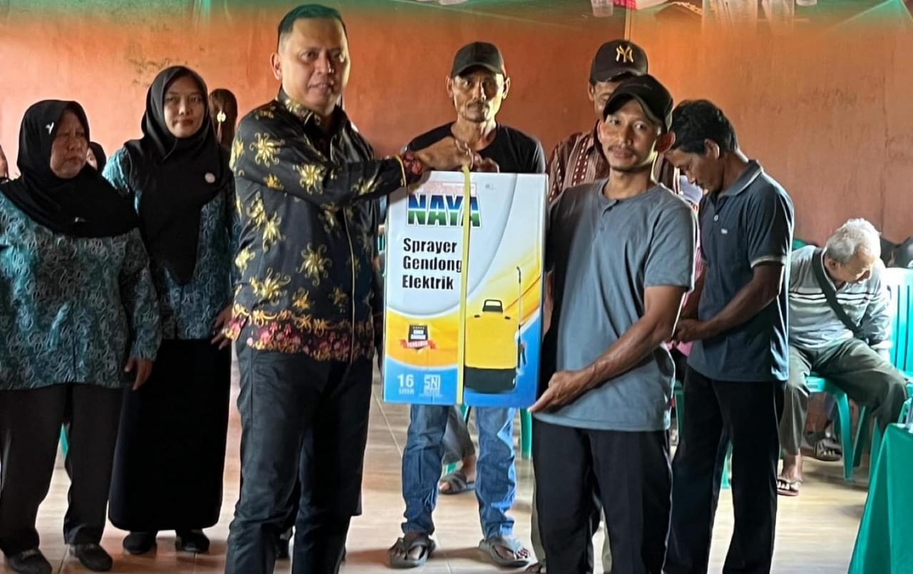 BANTUAN P2B: Staf Ahli Bupati Sintang, Asmidi, menyerahkan bantuan Pekarangan Pangan Bergizi (P2B) kepada warga Desa Temawang Muntai, sebagai upaya mendorong kemandirian pangan keluarga.