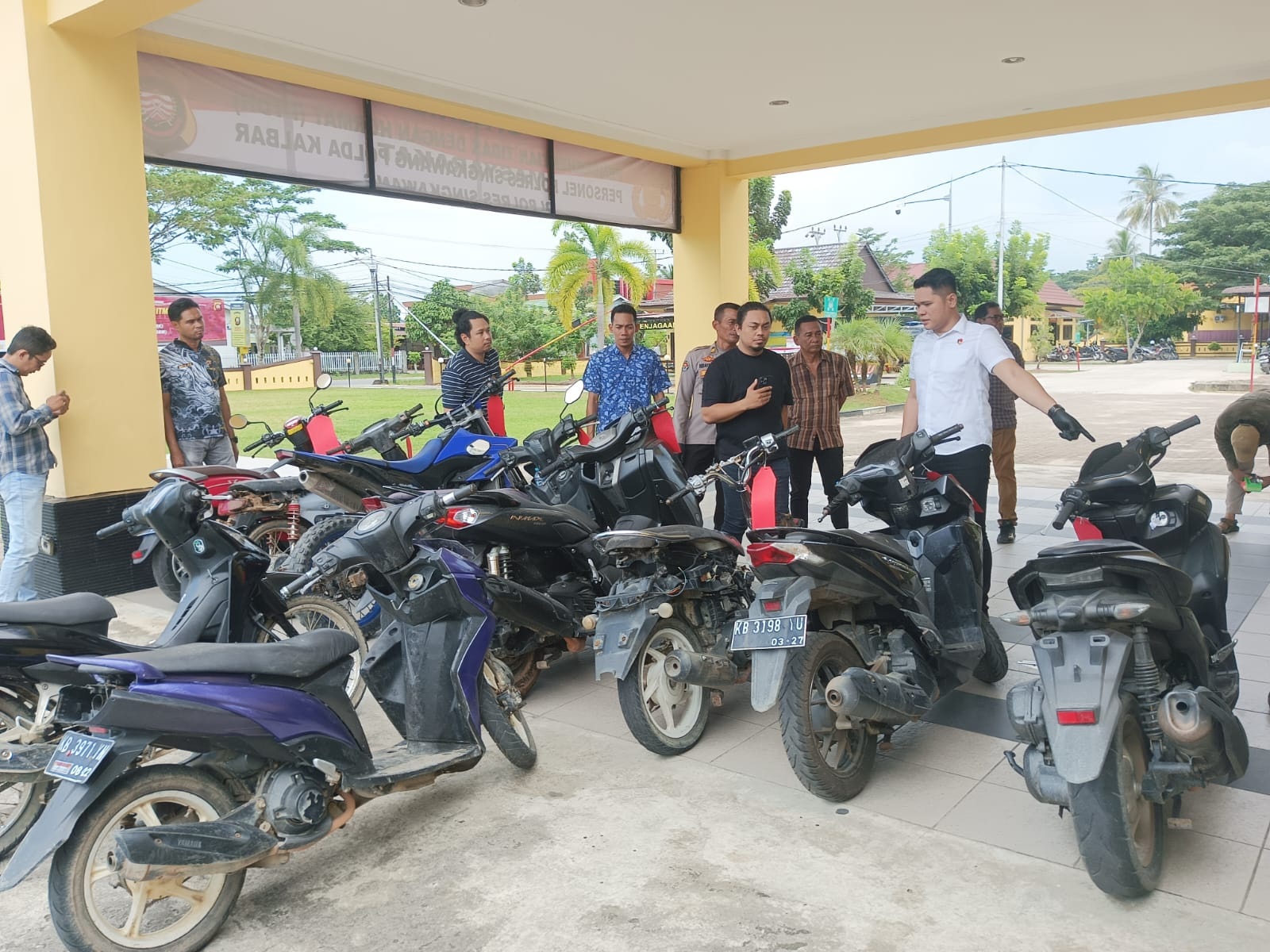 BARANG BUKTI: Kasat Reskrim Polres Singkawang AKP Raja Toga Paruhum menunjukkan barang bukti saat ekspos pengungkapan kasus kriminal Oktober 2025 di Mapolres Singkawang, Jumat (31/10).