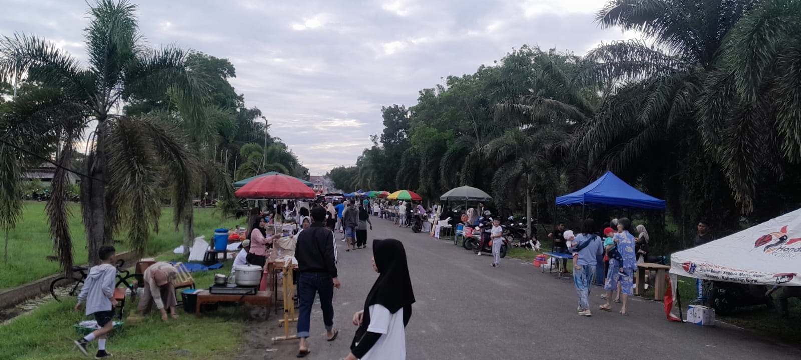RAMAI: Pelaksanaan CFD juga diramaikan banyaknya pedagang kuliner.