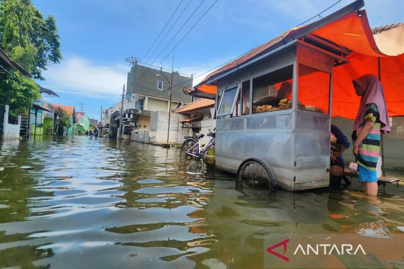 BANJIR: Kondisi perkampungan di wilayah Tambakrejo, Kota Semarang, Jumat (31/10/2025), yang masih tergenang banjir.