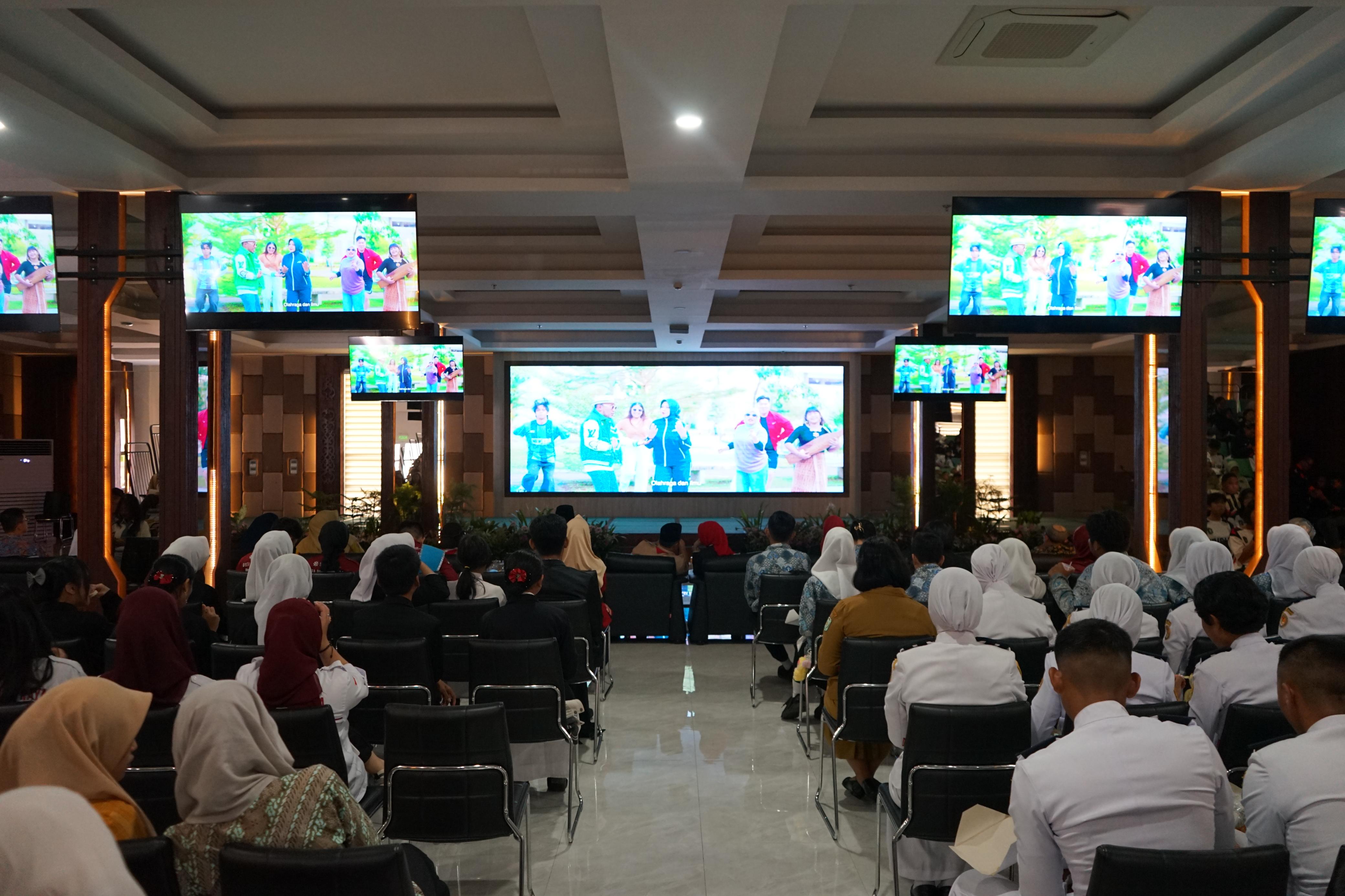 FILM : Suasana pemutaran film pendek &ldquo;Andai Ibu Bisa Terbang&rdquo; di Aula Garuda Kantor Gubernur Kalbar. Film karya anak muda Kalbar ini menjadi bagian dari program Gema Emas 2045 yang digagas Disporapar