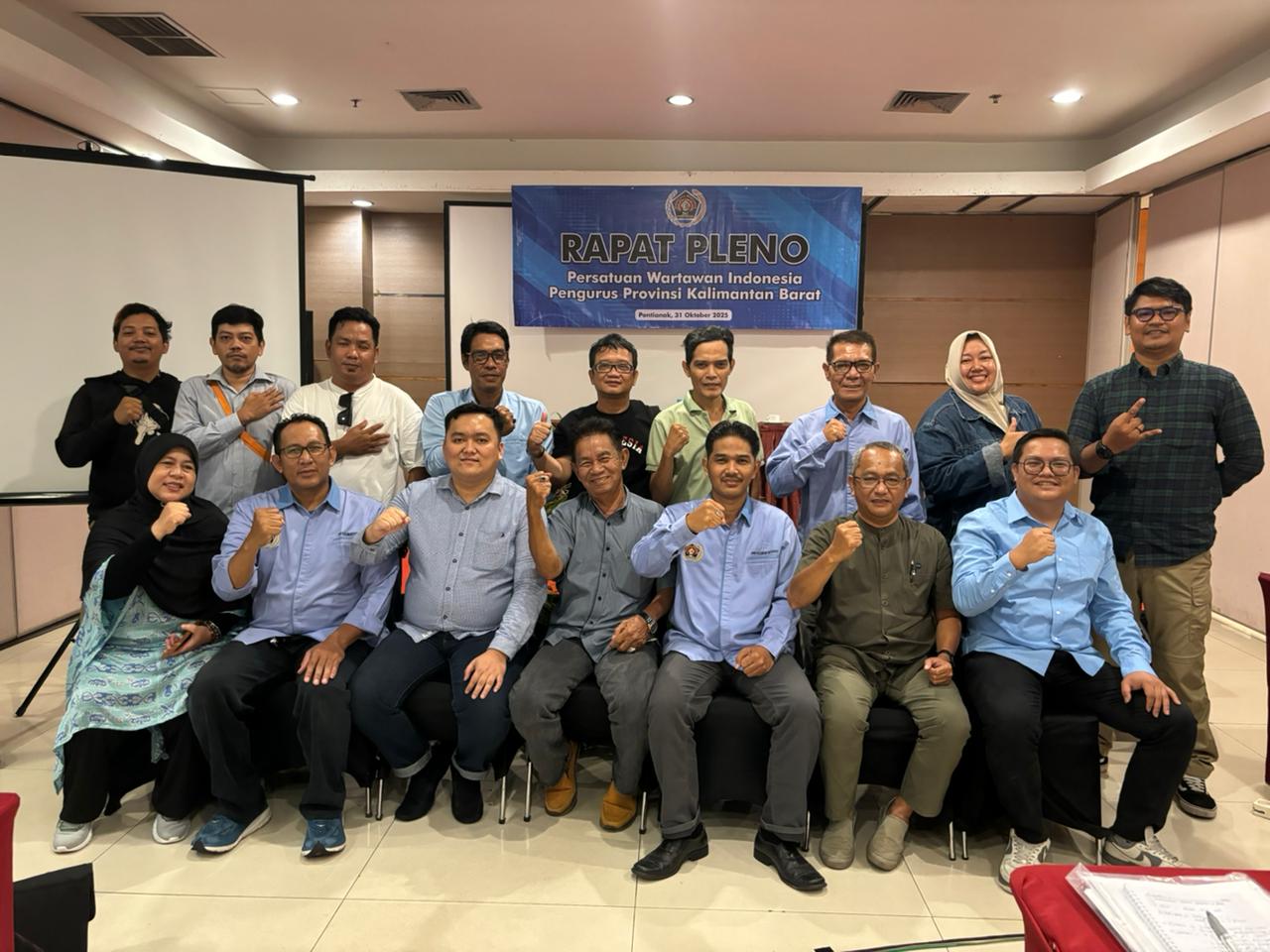 DIABADIKAN: Para pengurus PWI Kalbar berfoto bersama usai rapat pleno, Jumat (31/10/2025).