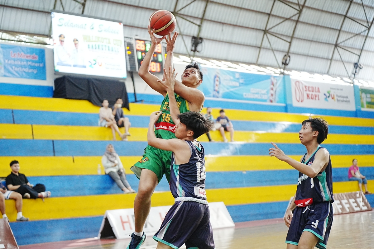Pertandingan antara SMA Taruna Bumi Khatulistiwa melawan SMA Bina Mulia B di Wali Kota Cup 2025 Pontianak.