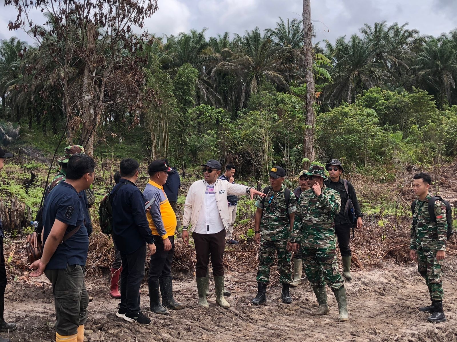 TINJAU : Dandim 1210/Landak saat meninjau lokasi dalam program cetak sawah di Desa Amboyo Utara, Dusun Beram, Kecamatan Ngabang, Kabupaten Landak.
