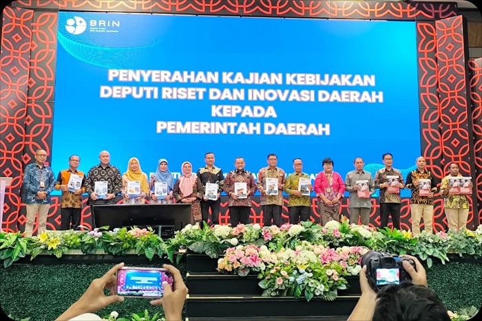 SERAHKAN: Penyerahan dokumen Kajian Kebijakan dari Deputi Riset dan Inovasi Daerah BRIN kepada Pemprov Kalbar pada kegiatan Apresiasi BRIDA Optimal 2025 di Auditorium BRIN Jakarta, Senin (27/10).