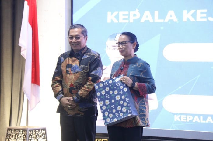 PISAH SAMBUT: Imang Job Marsudi (kiri) dan Nur Handayani dalam Acara pisah sambut Kajari Singkawang digelar di Basement Kantor Wali Kota Singkawang, Kamis (30/10) malam.