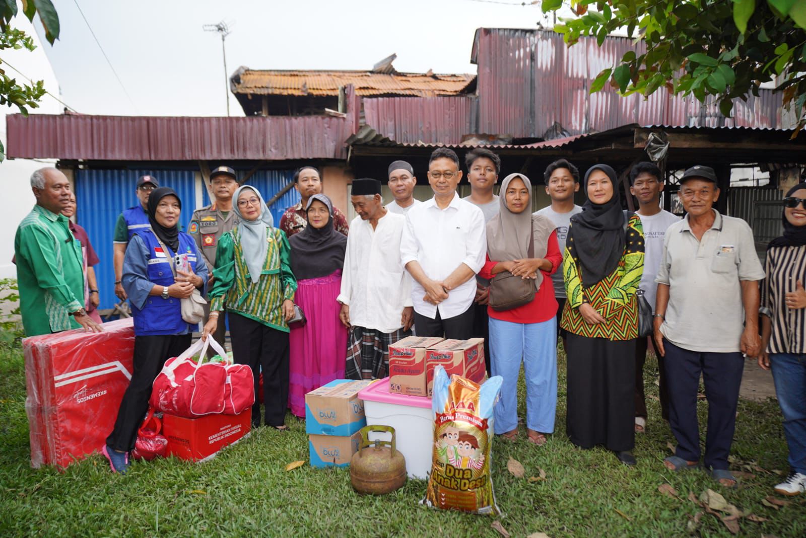 BANTUAN: Wali Kota Pontianak Edi Rusdi Kamtono menyerahkan sejumlah bantuan bagi korban kebakaran.