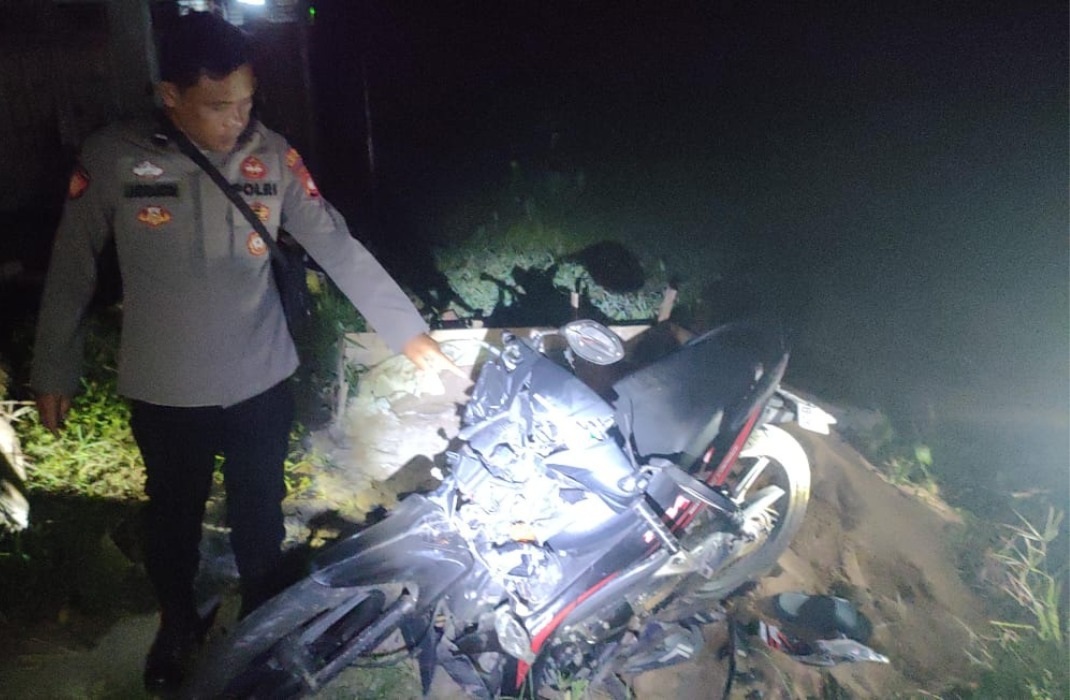 OLAH TKP: Petugas kepolisian melakukan olah TKP di lokasi kecelakaan maut antara sepeda motor dan truk trailer di Jalan Raya Primer, Sungai Kakap, Rabu malam (29/10).