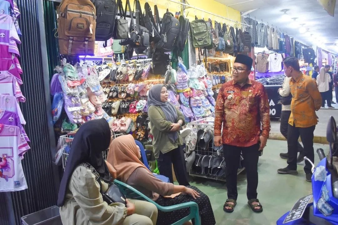 TINJAU: Bupati Kubu Raya, Sujiwo, meninjau kawasan ekonomi rakyat di bawah Jembatan Kapuas Dua, Desa Kapur, Sungai Raya, yang kini tampak lebih rapi dan tertata.