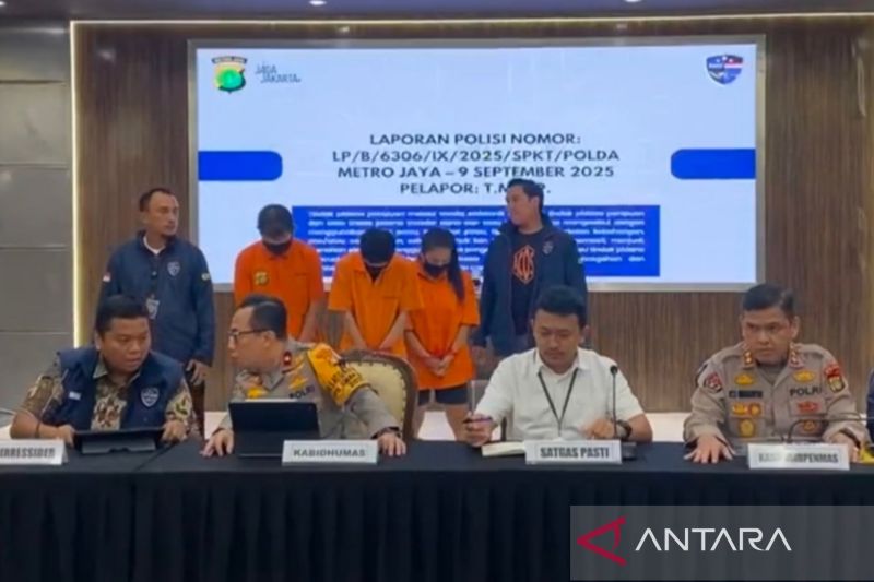 TERSANGKA: Konferensi pers Tindak Pidana Online Scam/Penipuan Online di Polda Metro Jaya, Jumat (31/10). Tiga tersangka diringkus di dua lokasi, yakni di Singkawang dan Pontianak.